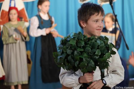 Otroci Osnovne šole Marije Vere so pozdravili pomlad in se spomnili knjižnih junakov (68)